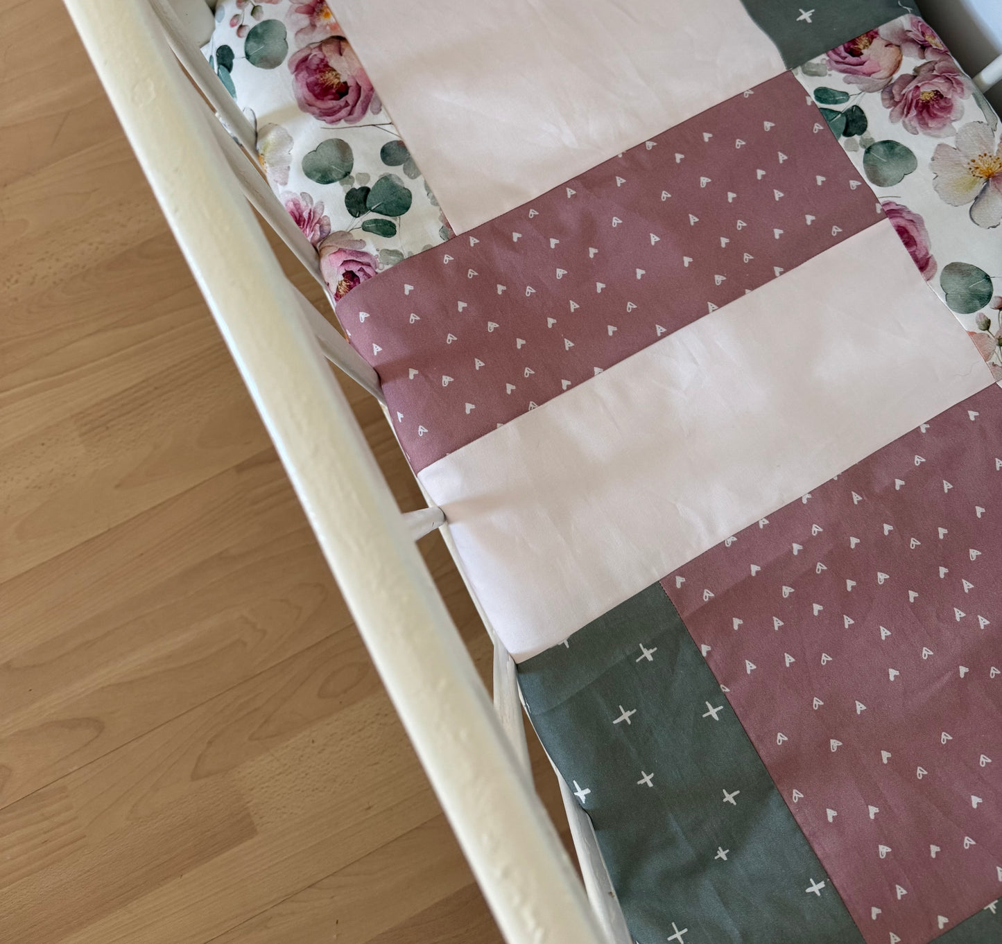 Prête à partir, Couverture de style courtepointe légèrement matelassée, fleurs roses et feuillage. Endos doux en minky ivoire