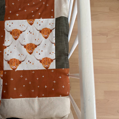 Prête à partir, Couverture de style courtepointe légèrement matelassée vaches highland, endos minky rouille