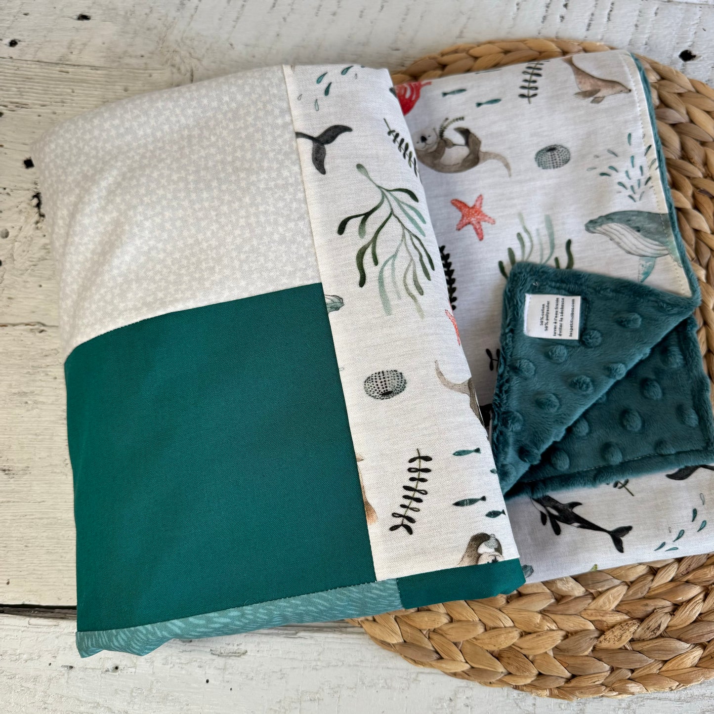 Prête à partir ! Couverture de style courtepointe ANIMAUX MARINS ( baleines, loutres, phoques) Endos doux au choix et possibilité d'ajouter des accessoires assortis