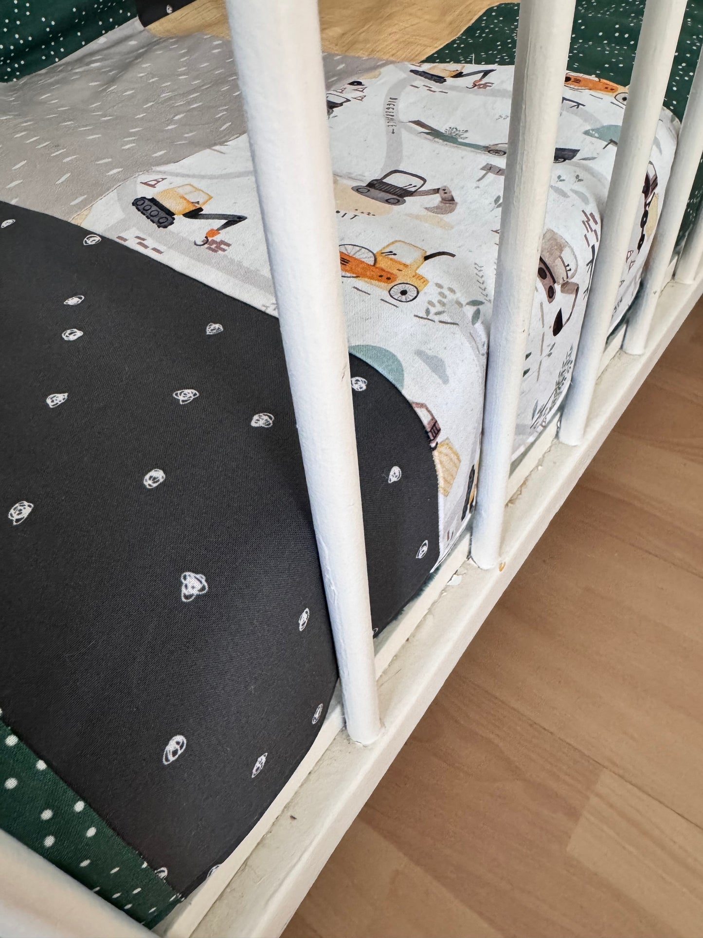 Prête à partir, Couverture de style courtepointe légèrement matelassée, camions de construction.  Endos doux en minky émeraude