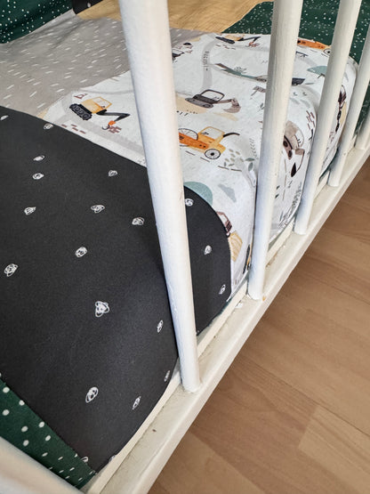 Prête à partir, Couverture de style courtepointe légèrement matelassée, camions de construction.  Endos doux en minky émeraude