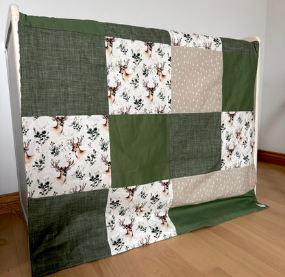 Prête à partir, Couverture de style courtepointe légèrement matelassée, cerfs et branches.  Endos doux en minky vert olive