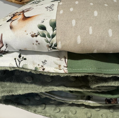 Prête à partir, Couverture de style courtepointe légèrement matelassée, cerfs et branches.  Endos doux en minky vert olive