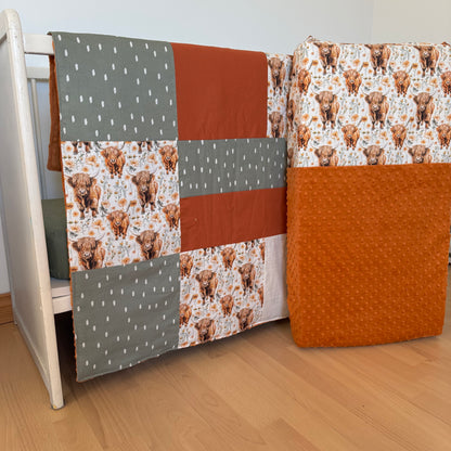 Prête à partir, Couverture de style courtepointe légèrement matelassée, vaches highland fleurie.  Endos doux en minky orange