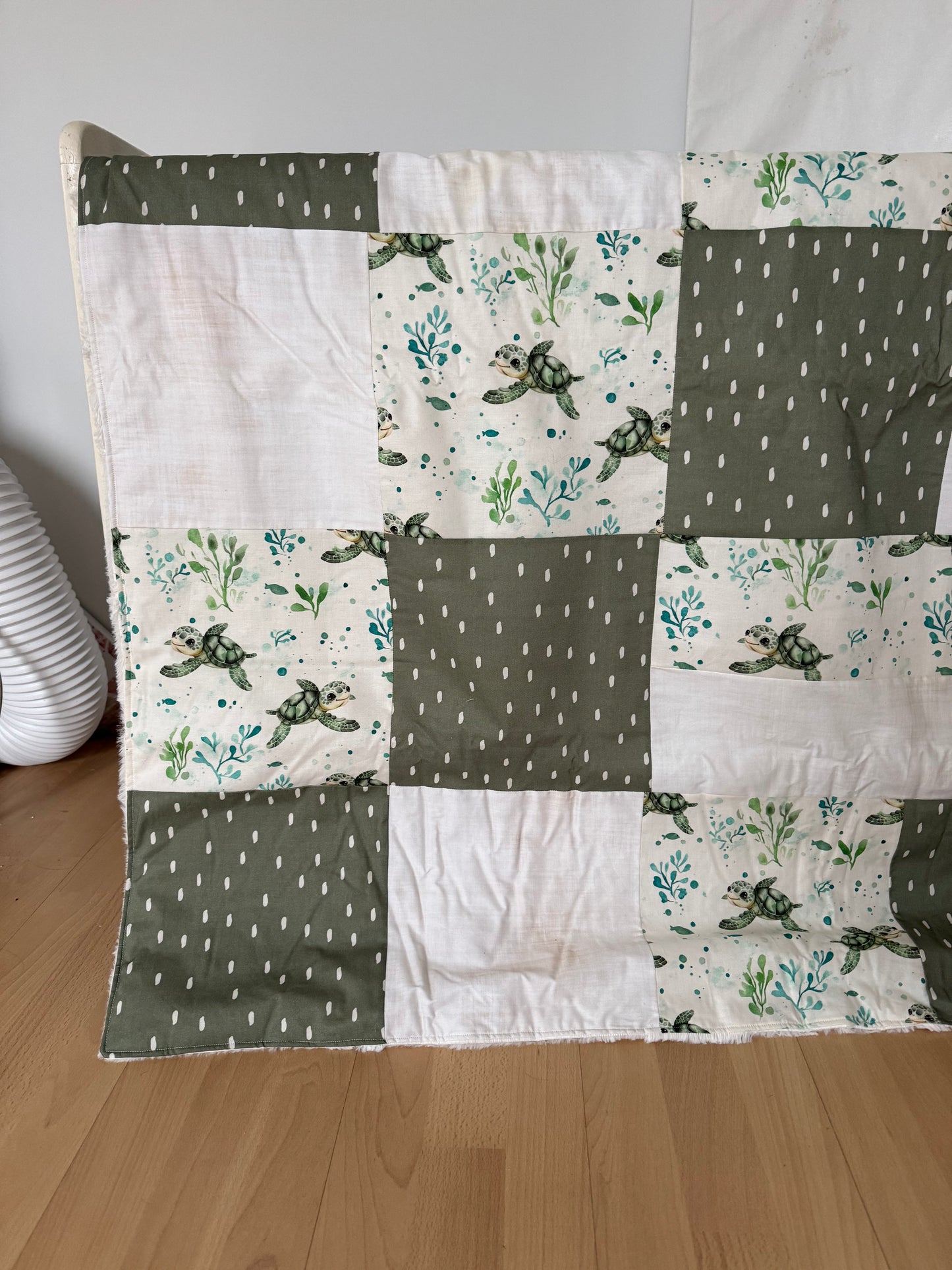 SOLDE Prête à partir ! Couverture de style courtepointe Tortues. Endos fourrure ivoire (taché)