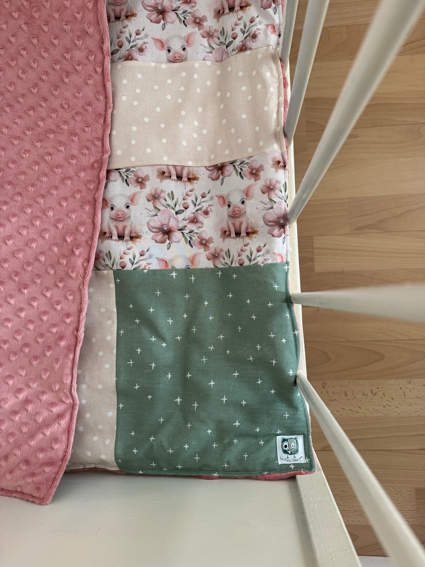 Prête à partir, Couverture de style courtepointe légèrement matelassée, Cochons roses.  Endos doux en minky ivoire