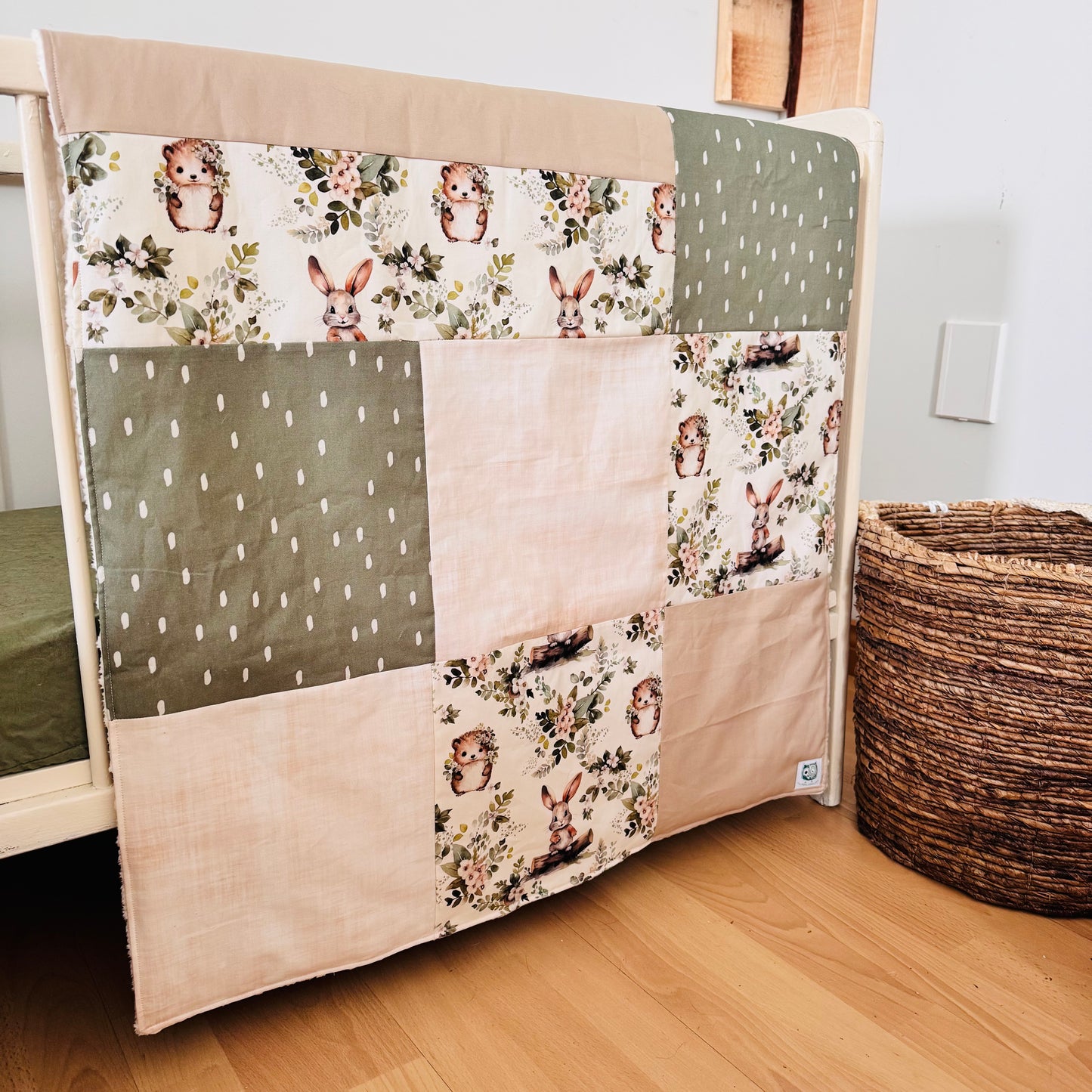 Prête à partir, Couverture de style courtepointe légèrement matelassée, lapins et hérissons. Endos doux en minky beige