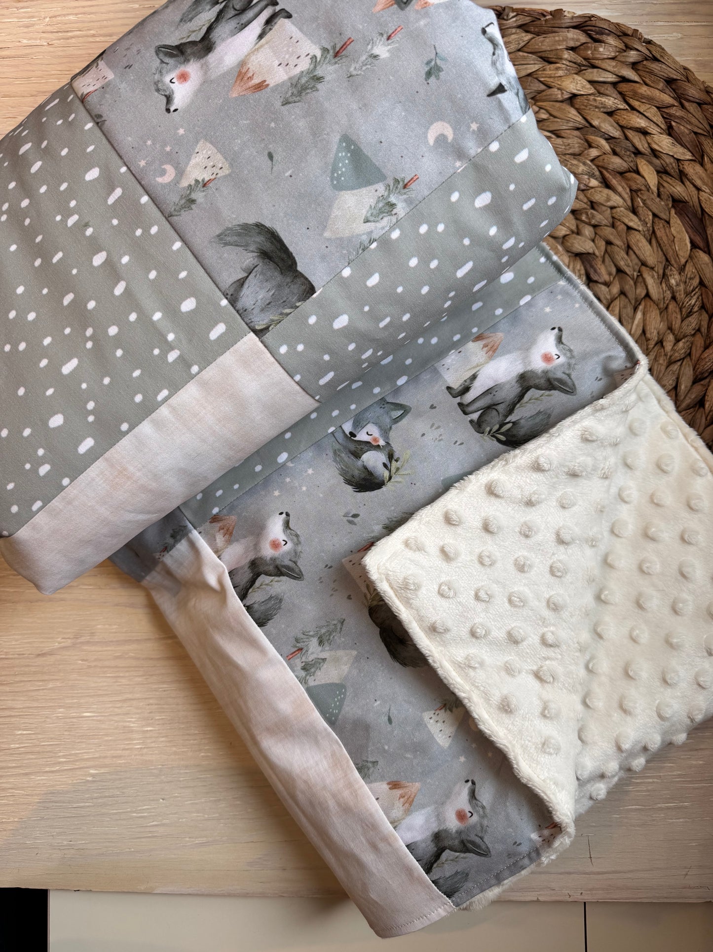 Prête à partir, Couverture de style courtepointe légèrement matelassée, Loups. Endos doux en minky ivoire
