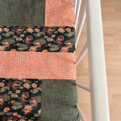 Prête à partir, Couverture de style courtepointe légèrement matelassée Loutres, endos minky vert