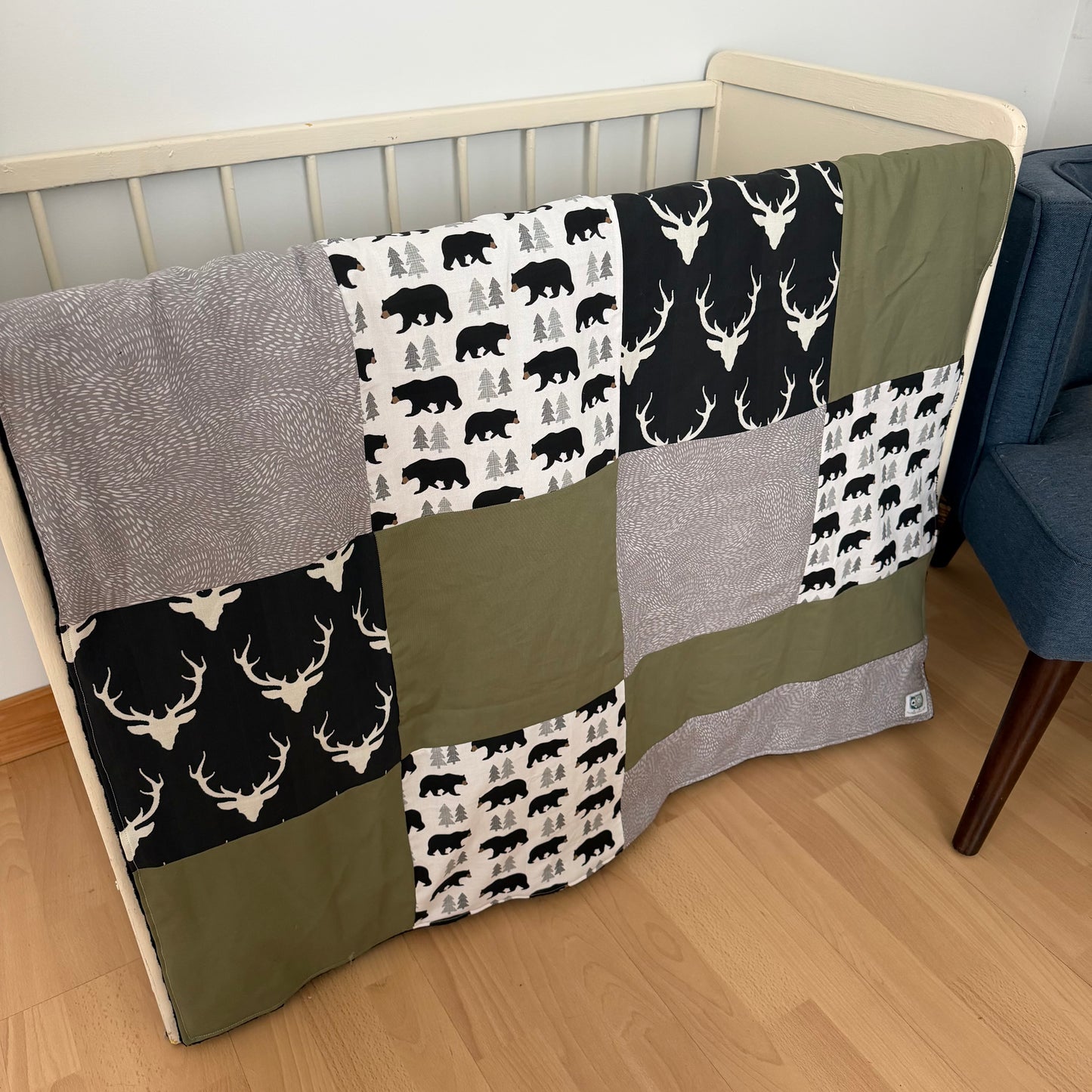 Prête à partir, Couverture de style courtepointe légèrement matelassée cerfs et ours noir, endos minky noir