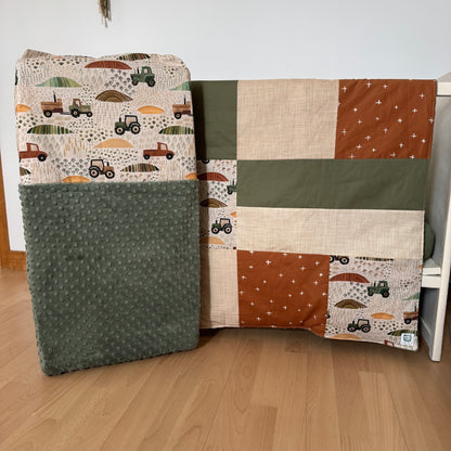 Prête à partir, Couverture de style courtepointe légèrement matelassée, tracteurs .  Endos doux en minky vert olive