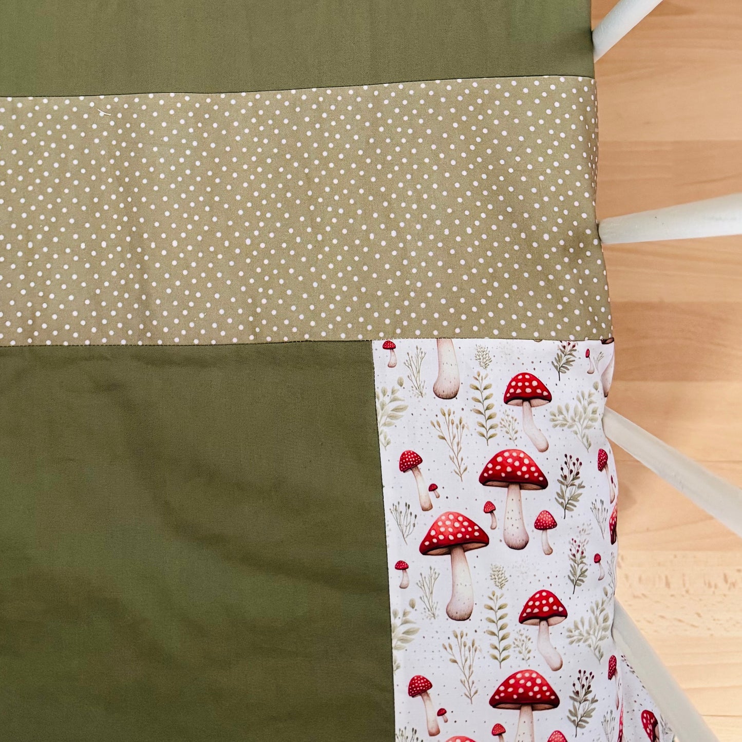 Prête à partir, Couverture de style courtepointe légèrement matelassée, Champignons.  Endos doux en minky vert olive