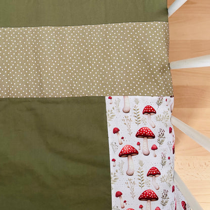 Prête à partir, Couverture de style courtepointe légèrement matelassée, Champignons.  Endos doux en minky vert olive