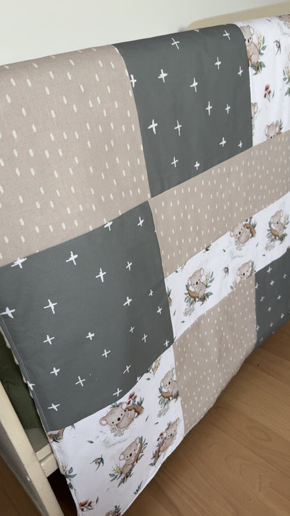 Prête à partir, Couverture de style courtepointe légèrement matelassée, koalas et teintes de vert de gris et beige.  Endos doux en minky gris pale