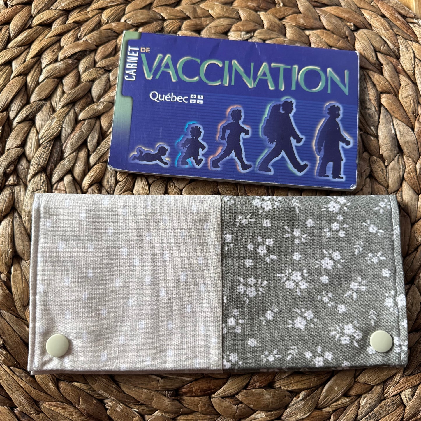 Protège carnet de santé pouvant contenir 2-3 carnets et 8-10 cartes. PRÊTS À PARTIR