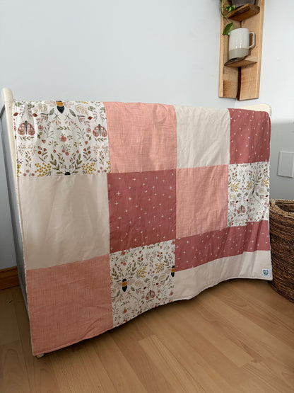 Prête à partir, Couverture de style courtepointe légèrement matelassée, Abeilles.  Endos doux en minky ivoire