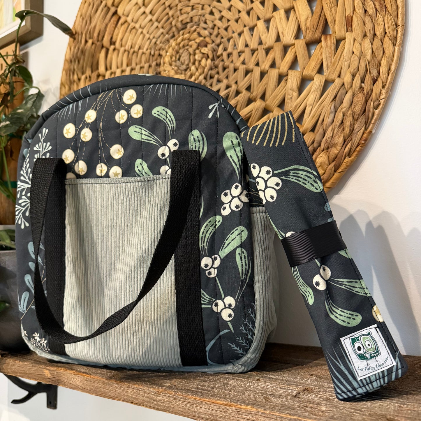 Lunch bag, waterproof and insulated lunch box. Ready to go