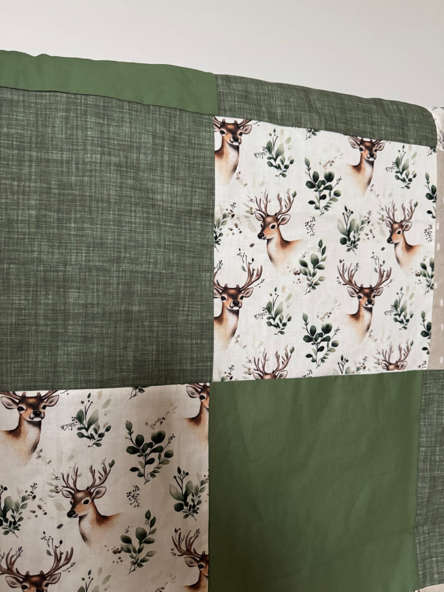 Prête à partir, Couverture de style courtepointe légèrement matelassée, cerfs et branches.  Endos doux en minky vert olive