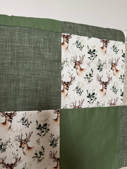 Prête à partir, Couverture de style courtepointe légèrement matelassée, cerfs et branches.  Endos doux en minky vert olive