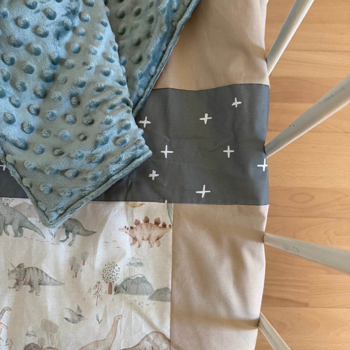 Prête à partir, Couverture de style courtepointe légèrement matelassée. Dinosaures Endos doux en minky bleu/gris