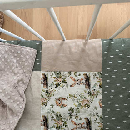 Prête à partir, Couverture de style courtepointe légèrement matelassée, lapins et hérissons. Endos doux en minky beige