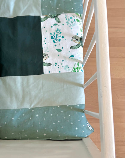 Prête à partir, Couverture de style courtepointe légèrement matelassée, tortues.  Endos doux en minky émeraude