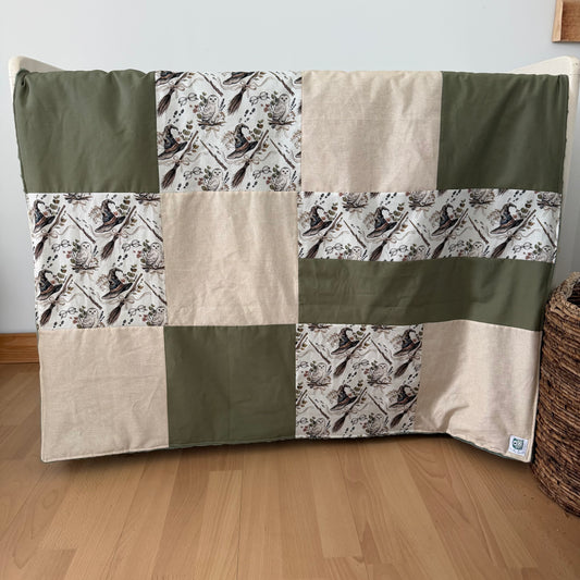 Prête à partir, Couverture de style courtepointe légèrement matelassée Sorciers, endos minky vert