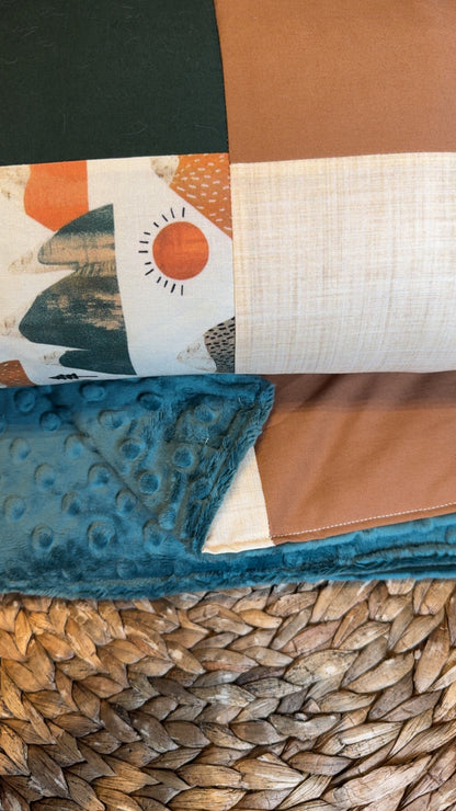 Prête à partir, Couverture de style courtepointe légèrement matelassée Montagnes boho , émeraude et caramel, endos minky émeraude