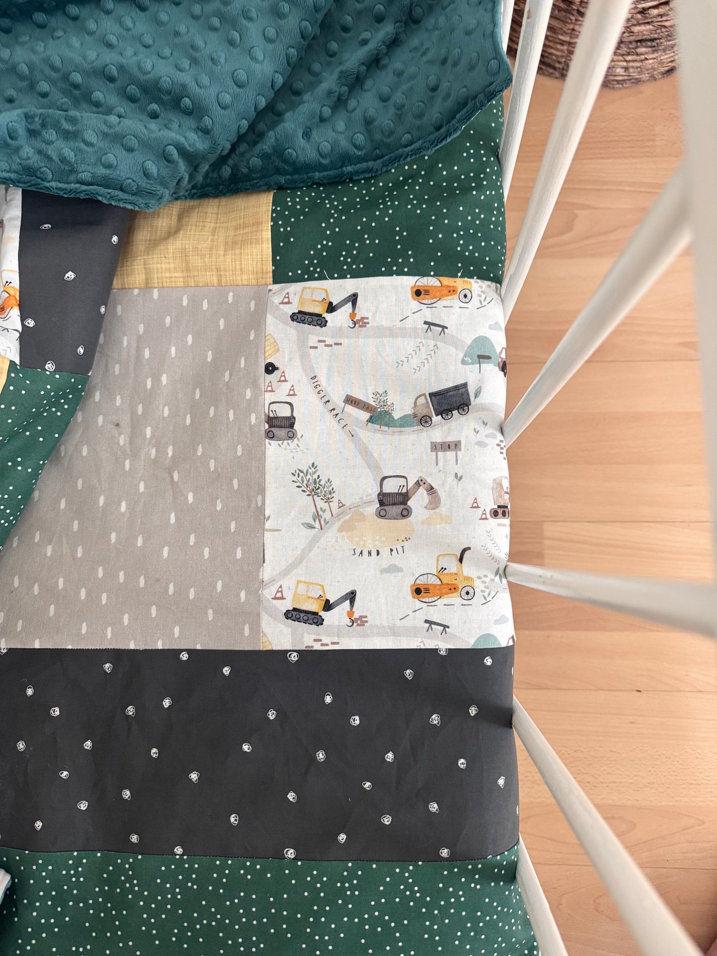 Prête à partir, Couverture de style courtepointe légèrement matelassée, camions de construction.  Endos doux en minky émeraude