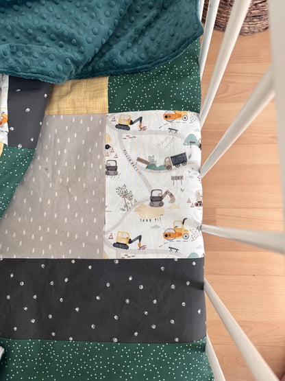 Prête à partir, Couverture de style courtepointe légèrement matelassée, camions de construction.  Endos doux en minky émeraude