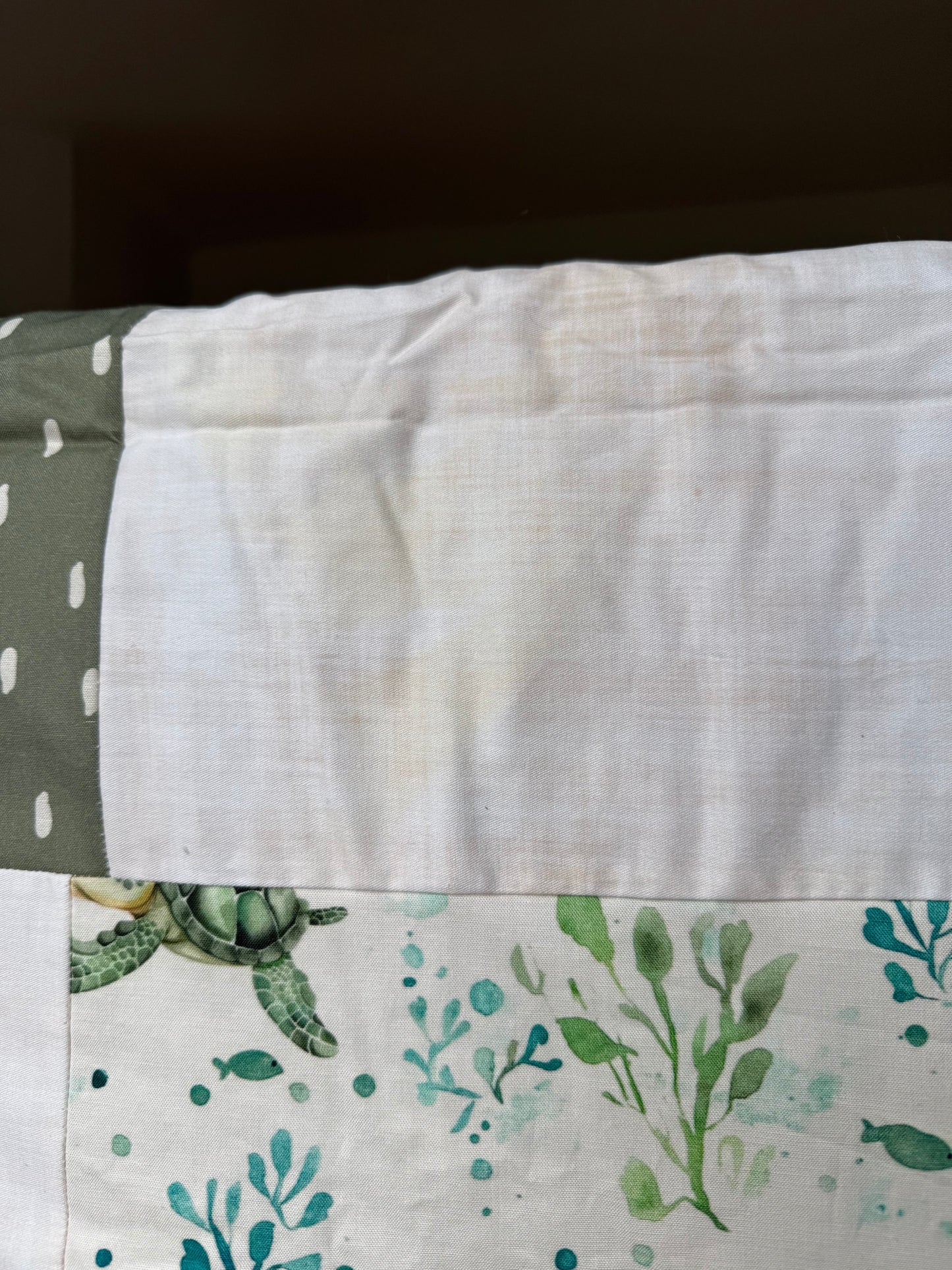 SOLDE Prête à partir ! Couverture de style courtepointe Tortues. Endos fourrure ivoire (taché)