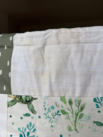 SOLDE Prête à partir ! Couverture de style courtepointe Tortues. Endos fourrure ivoire (taché)