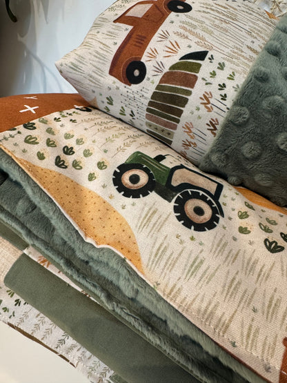 Prête à partir, Couverture de style courtepointe légèrement matelassée, tracteurs .  Endos doux en minky vert olive