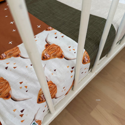 Prête à partir, Couverture de style courtepointe légèrement matelassée, vaches highland.  Endos doux en minky orange