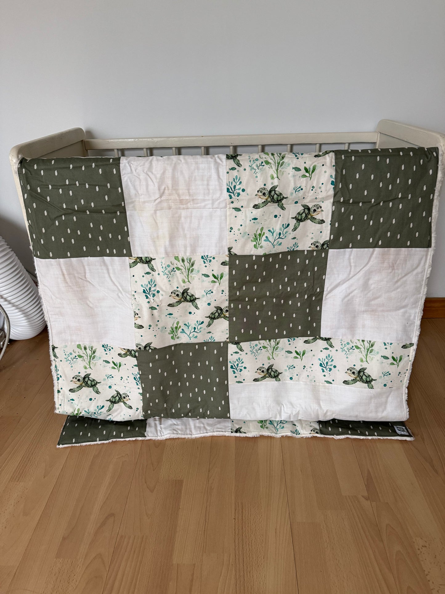 SOLDE Prête à partir ! Couverture de style courtepointe Tortues. Endos fourrure ivoire (taché)