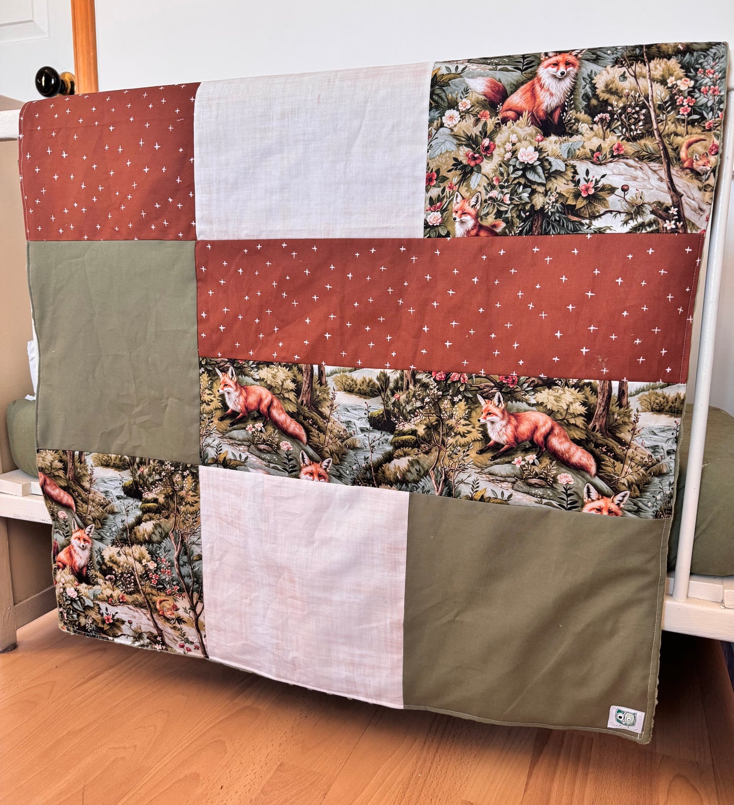 Prête à partir, Couverture de style courtepointe légèrement matelassée, renards en forêt .  Endos doux en minky vert olive