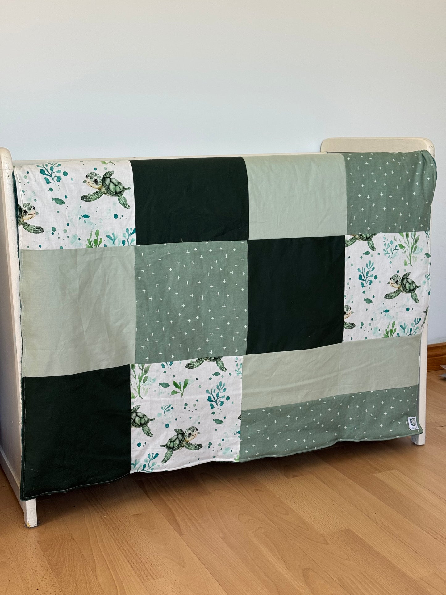 Prête à partir, Couverture de style courtepointe légèrement matelassée, tortues.  Endos doux en minky émeraude