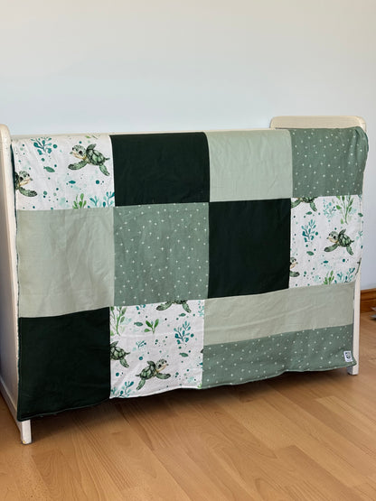Prête à partir, Couverture de style courtepointe légèrement matelassée, tortues.  Endos doux en minky émeraude