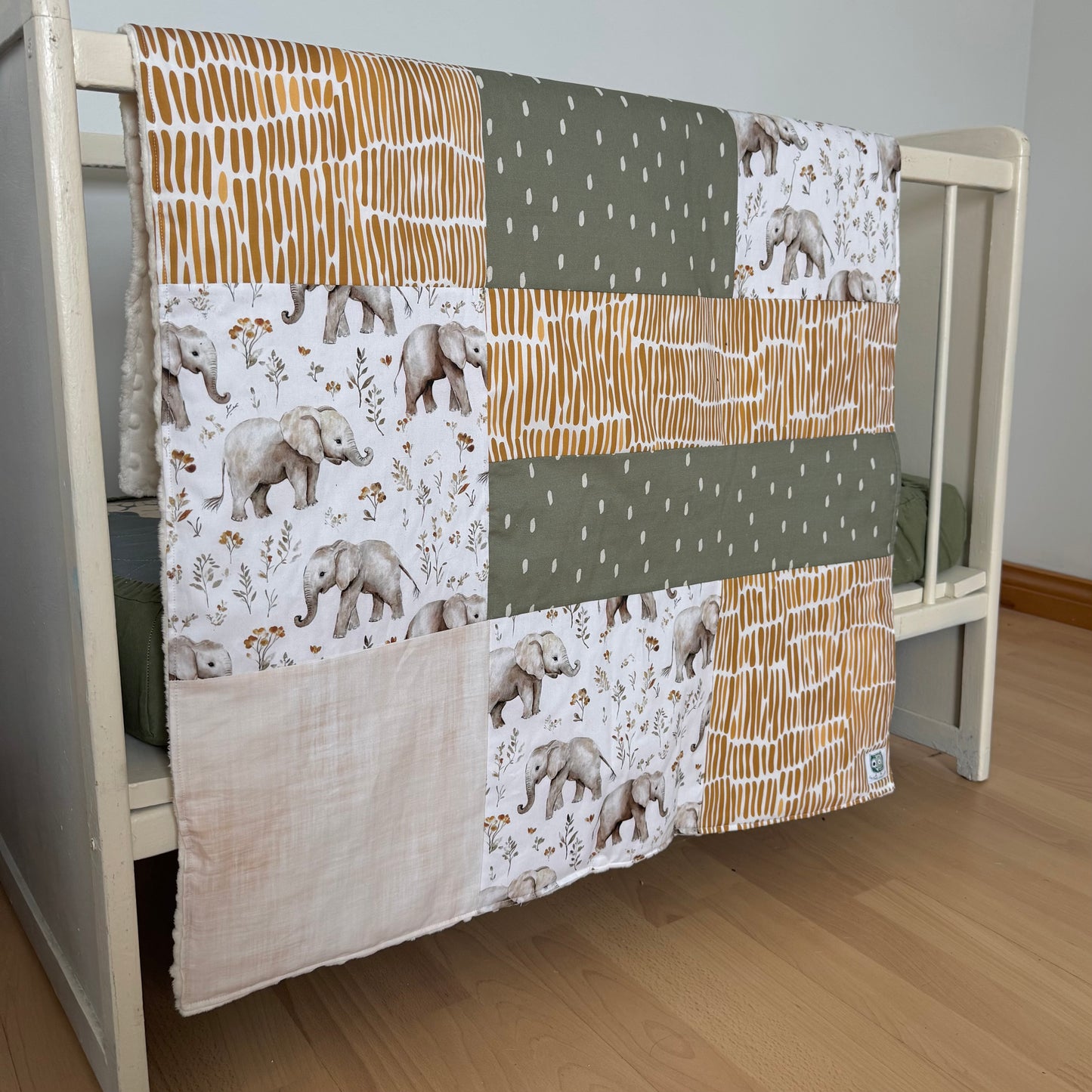 Prête à partir, Couverture de style courtepointe légèrement matelassée, Éléphants gris.  Endos doux en minky ivoire