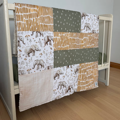 Prête à partir, Couverture de style courtepointe légèrement matelassée, Éléphants gris.  Endos doux en minky ivoire