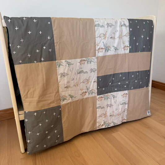 Prête à partir, Couverture de style courtepointe légèrement matelassée. Dinosaures Endos doux en minky bleu/gris