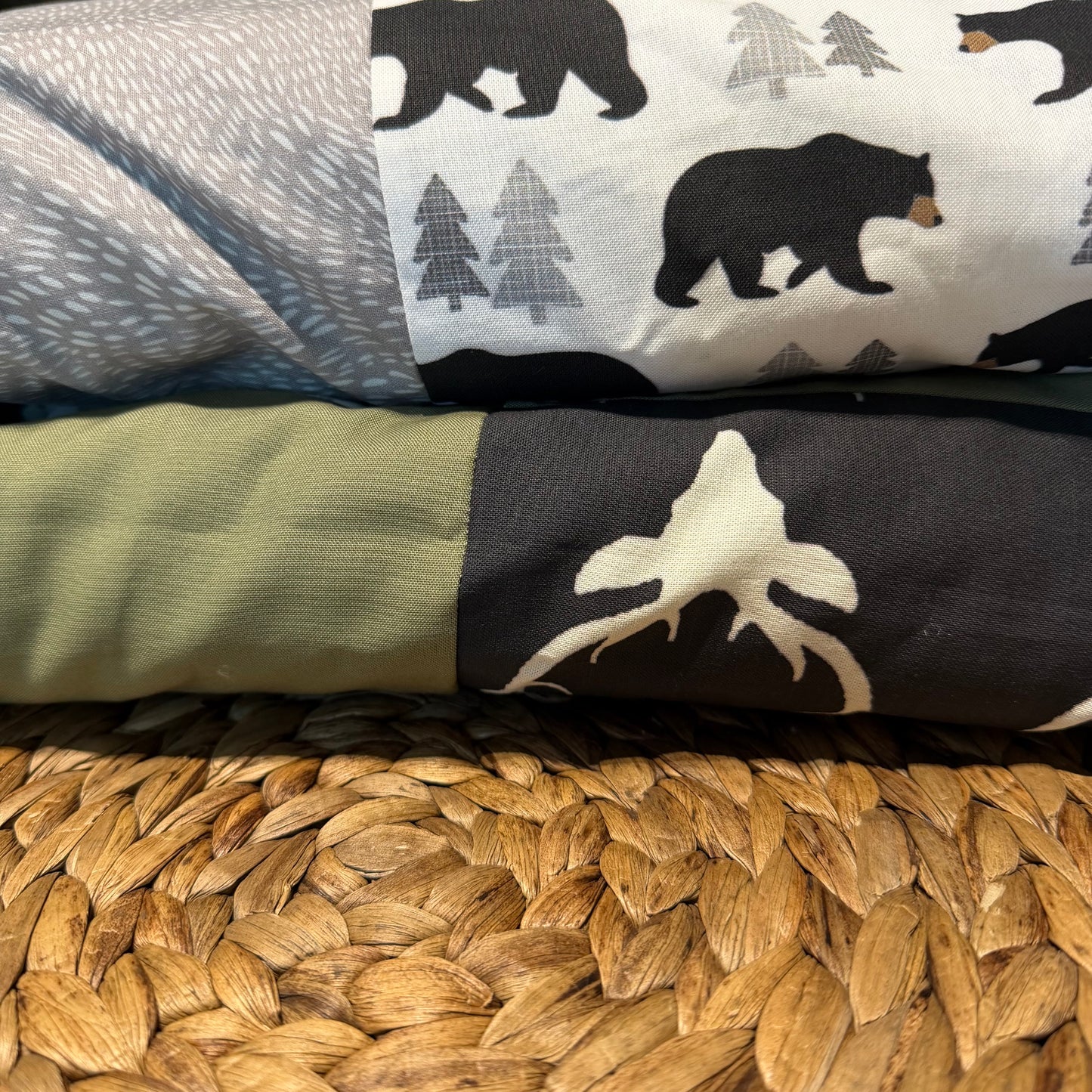 Prête à partir, Couverture de style courtepointe légèrement matelassée cerfs et ours noir, endos minky noir