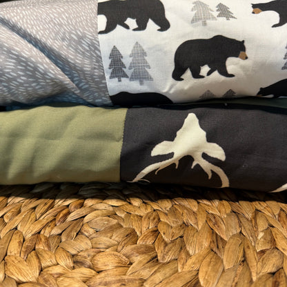 Prête à partir, Couverture de style courtepointe légèrement matelassée cerfs et ours noir, endos minky noir