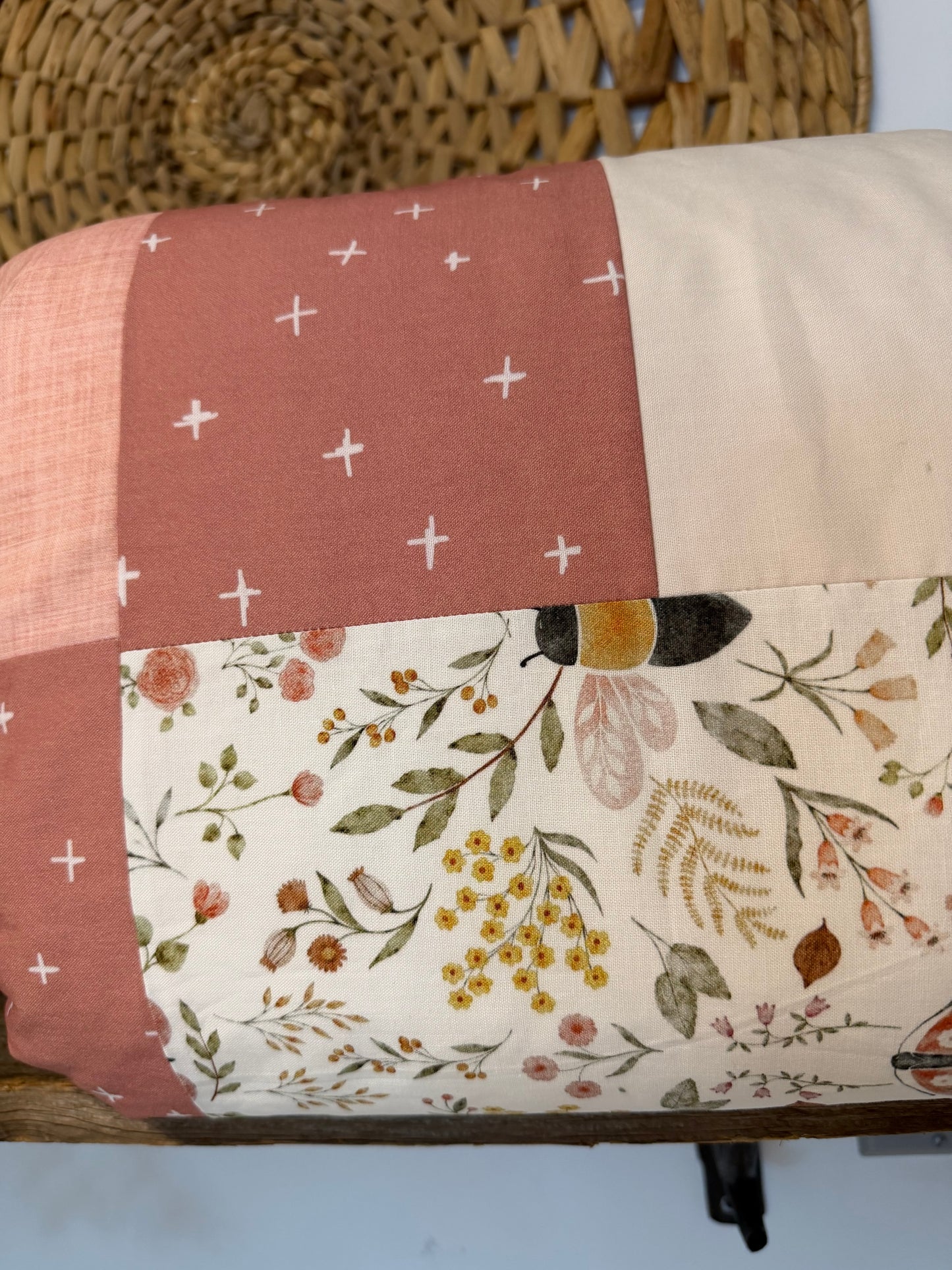 Prête à partir, Couverture de style courtepointe légèrement matelassée, Abeilles.  Endos doux en minky ivoire