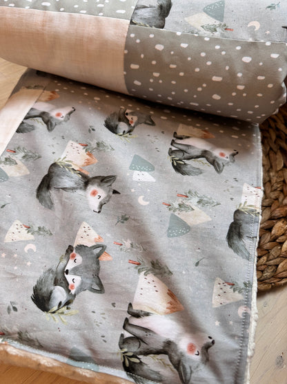 Prête à partir, Couverture de style courtepointe légèrement matelassée, Loups. Endos doux en minky ivoire