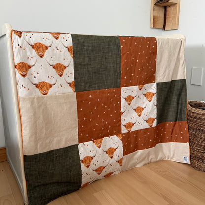 Prête à partir, Couverture de style courtepointe légèrement matelassée vaches highland, endos minky rouille