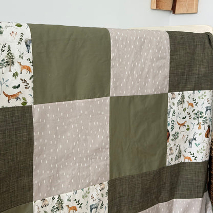 Prête à partir, Couverture de style courtepointe légèrement matelassée, Animaux de la forêt vert olive et gris/beige.  Endos doux en minky vert