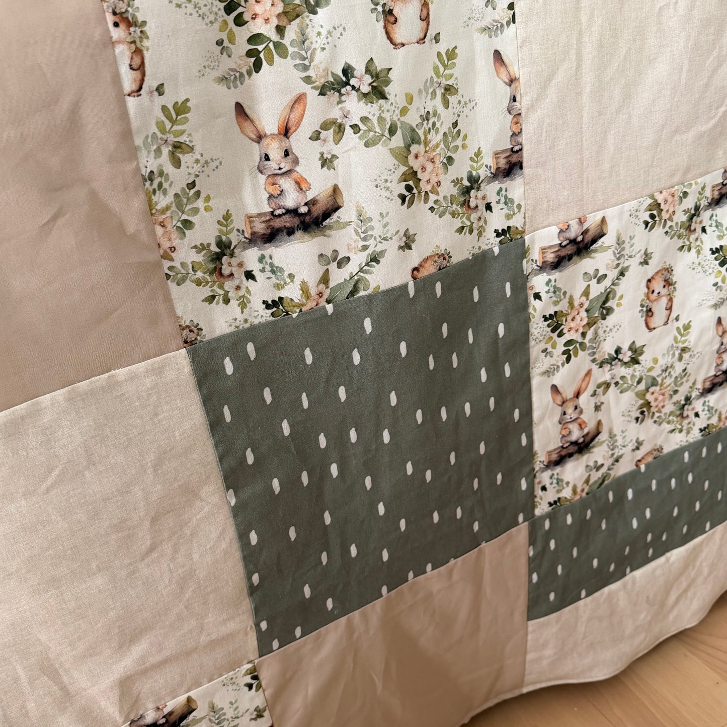Prête à partir, Couverture de style courtepointe légèrement matelassée, lapins et hérissons. Endos doux en minky beige