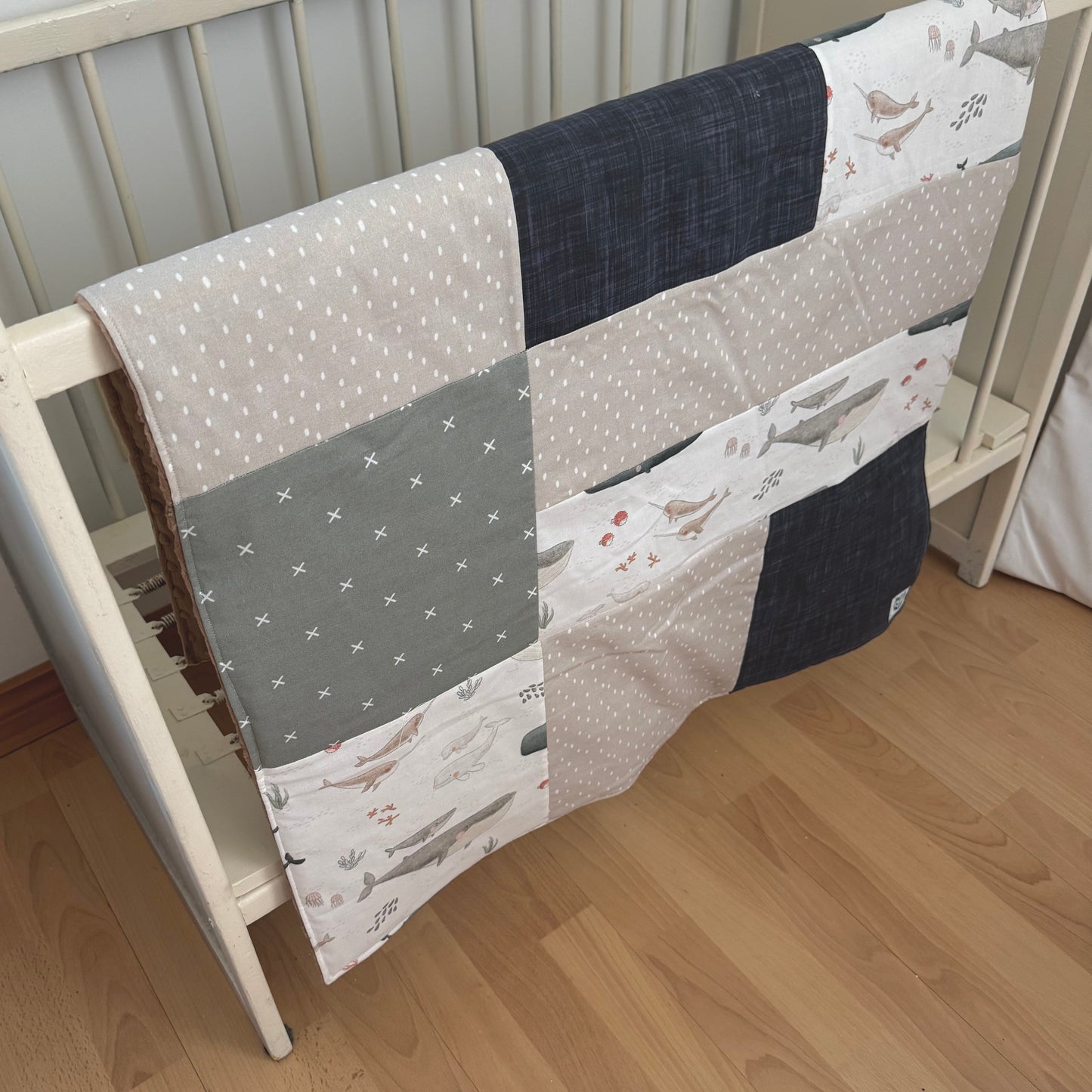 Prête à partir, Couverture de style courtepointe légèrement matelassée, familles de baleines.  Endos doux en minky taupe