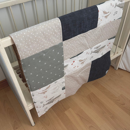Prête à partir, Couverture de style courtepointe légèrement matelassée, familles de baleines.  Endos doux en minky taupe